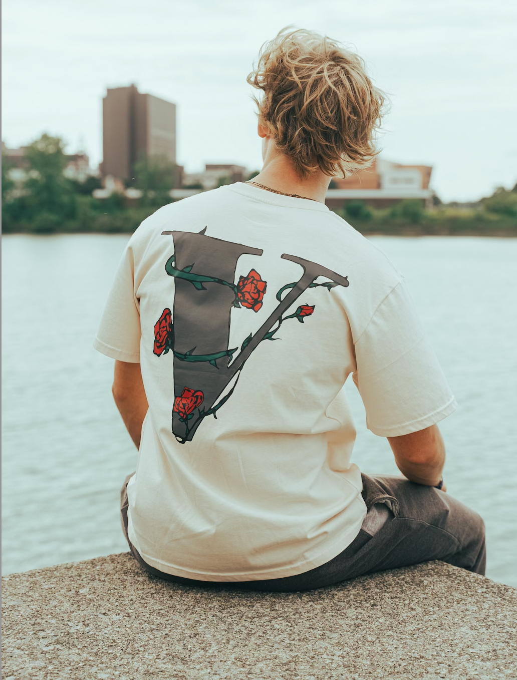 "V" TEE GRAY