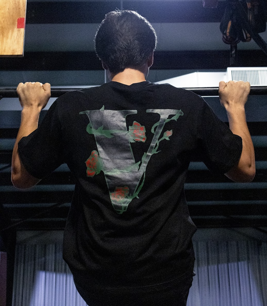 "V" TEE BLACK