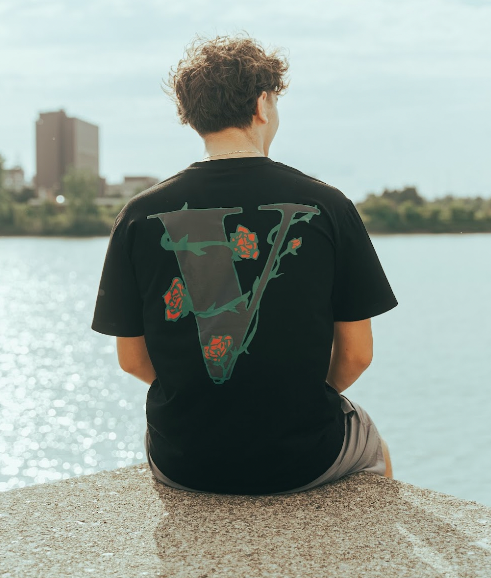 "V" TEE BLACK